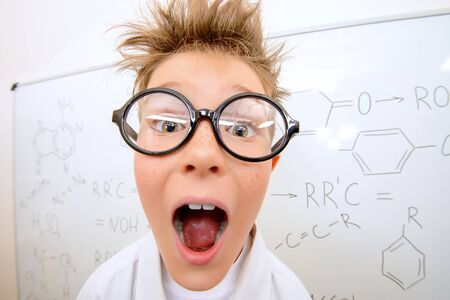 教育委員会で立っていると叫び大きなメガネで面白い男子生徒 化学 科学と教育 の写真素材 画像素材 Image