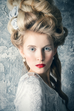 ファッションの豪華な中世ドレスとビンテージ スタイルの高い髪型で美しい女性の肖像画 バロック ルネッサンス スタイル 歴史的なドレス 髪型の歴史 の写真素材 画像素材 Image