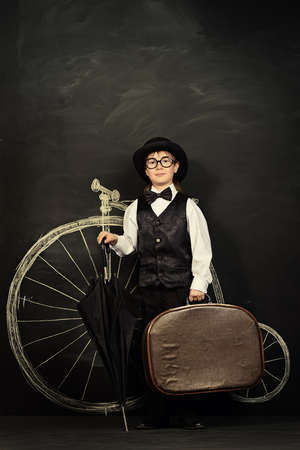 塗装のレトロな自転車でエレガントなスーツ 山高帽 メガネ少年が立っています 古いヨーロッパ スタイル イギリス ほとんどの紳士 子供のファッション の写真素材 画像素材 Image 塗装のレトロな自転車でエレガントなスーツ 山高帽 メガネ少年が立っています 古いヨーロッパ スタイル イギリス ほとんどの紳士 子供のファッション の写真素材 画像素材 Image