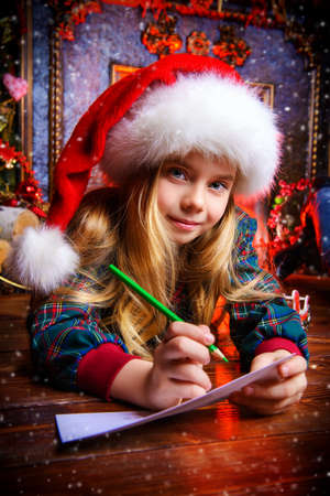 サンタ クロースに手紙を書いてサンタさんの帽子でかわいい女の子 クリスマスのコンセプトです 奇跡への信念 の写真素材 画像素材 Image サンタ クロースに手紙を書いてサンタさんの帽子でかわいい女の子 クリスマスのコンセプトです 奇跡への信念 の写真素材 画像素材 Image