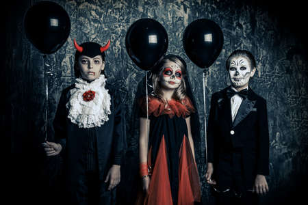 ハロウィンで 3 人の子供のカーニバルの衣装のそばに黒い風船でグランジ壁 楽しいハロウィンをお過ごし下さい の写真素材 画像素材 Image ハロウィンで 3 人の子供のカーニバルの衣装のそばに黒い風船でグランジ壁 楽しいハロウィンをお過ごし下さい の写真素材 画像素材 Image