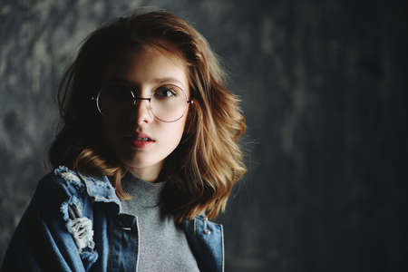 めがねかわいい女の子 10 代の肖像画 現代の若い世代のためのグラス 美容 ファッション の写真素材 画像素材 Image