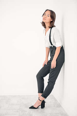 白いシャツとクラシックなズボンを着たアジアの若い女性がスタジオでポーズをとる 服のビジネススタイル ファッションショット の写真素材 画像素材 Image