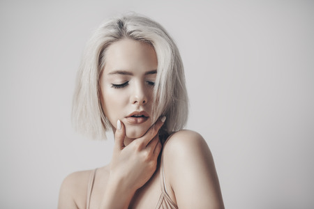 オーガズム　顔　女子 口を開けて - 女性がオーガズムきれいな顔の女の子の写真素材・画像素材 Image 74699265