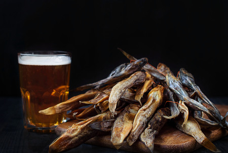 干物と軽めのビール 海ハゼとビールのグラス 乾燥した去勢牛とビール ビール 暗い背景に魚の塩辛 の写真素材 画像素材 Image 干物と軽めのビール 海ハゼとビールのグラス 乾燥した去勢牛とビール ビール 暗い背景に魚の塩辛 の写真素材 画像素材 Image