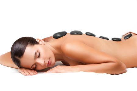 Massage: Красивая женщина получение санаторно-курортное массаж горячими камнями в спа-салоне.