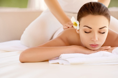 Massage: Спа девушку. Крупным планом красивая женщина получение санаторно-курортное лечение. Массаж