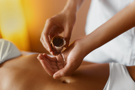Massage: Спа Woman.Aromatherapy Нефть Массаж. Массажист делает массаж на красивый молодой здоровый кавказской девушку органа в спа-салоне. Салоны красоты Концепция. Уход за кожей, благополучия, оздоровительный, Образ жизни.
