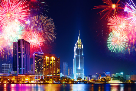 The landscape of Saigon: Lễ kỷ niệm. Skyline với pháo hoa thắp sáng bầu trời khu kinh doanh ở thành phố Hồ Chí Minh (Sài Gòn), Việt Nam. Beautiful view đêm cảnh quan đô thị, cảnh quan đô thị phong cảnh đẹp. Ngày lễ, kỷ niệm năm mới.