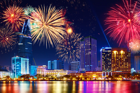 The landscape of Saigon: Lễ kỷ niệm. Skyline với pháo hoa thắp sáng bầu trời khu kinh doanh ở thành phố Hồ Chí Minh (Sài Gòn), Việt Nam. Beautiful view đêm cảnh quan đô thị, cảnh quan đô thị phong cảnh đẹp. Ngày lễ, kỷ niệm năm mới.