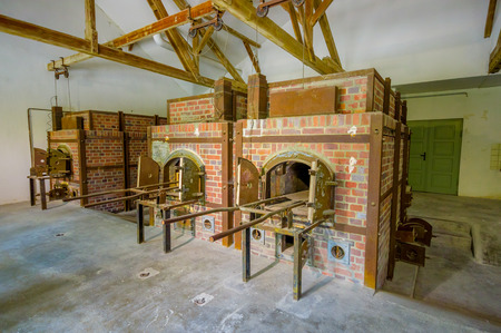 Camp De Concentration De Dachau - Porte Menant à La Chambre à Gaz ... Camp De Concentration De Dachau - Porte Menant à La Chambre à Gaz ...