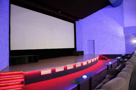 赤のステージ プロジェクター用のスクリーンで空青いシネマ講堂 あなた自身の画像を追加する準備ができました の写真素材 画像素材 Image 赤のステージ プロジェクター用のスクリーンで空青いシネマ講堂 あなた自身の画像を追加する準備ができました の写真素材 画像素材 Image