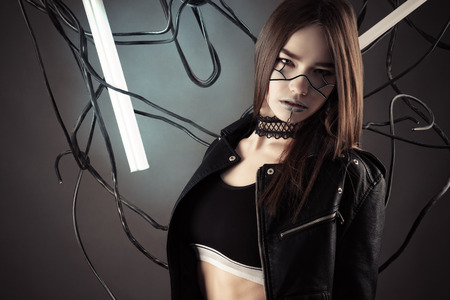 ファッション化粧品で豪華なサイバー パンクの女の子 の写真素材 画像素材 Image