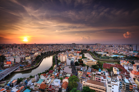 The landscape of Saigon: Thành phố Hồ Chí Minh, Việt Nam - 24 Tháng Bảy 2015: Ấn tượng, đầy màu sắc, cảnh Vibrant của giao thông châu Á, năng động, đông đúc của thành phố với đường mòn trên đường phố, kênh Nhiều Lộc biên tập