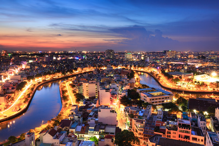 The landscape of Saigon: Thành phố Hồ Chí Minh, Việt Nam - 24 Tháng Bảy 2015: Ấn tượng, đầy màu sắc, cảnh Vibrant của giao thông châu Á, năng động, đông đúc của thành phố với đường mòn trên đường phố, kênh Nhiều Lộc biên tập