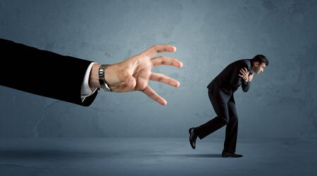 背景に巨大な手の概念から離れて実行しているビジネスの男性 の写真素材 画像素材 Image 背景に巨大な手の概念から離れて実行しているビジネスの男性 の写真素材 画像素材 Image