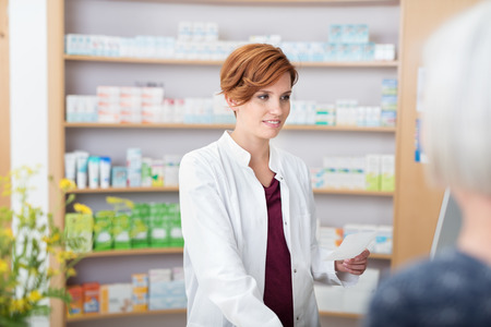 若い可愛い彼女の処方薬と年上の女性を支援し彼女は店頭で彼女に微笑みかけると赤毛の女性薬剤師 の写真素材 画像素材 Image 若い可愛い彼女の処方薬と年上の女性を支援し彼女は店頭で彼女に微笑みかけると赤毛の女性薬剤師 の写真素材 画像素材 Image