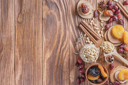 素朴な木製の背景にナッツ ドライフルーツ ドライローズヒップ スパイスのミックス 健康的なスナックのコンセプト 様々なナッツやドライフルーツ の写真素材 画像素材 Image 素朴な木製の背景にナッツ ドライフルーツ ドライローズヒップ スパイスのミックス 健康的なスナックのコンセプト 様々なナッツやドライフルーツ の写真素材 画像素材 Image