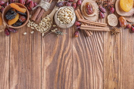 素朴な木製の背景にナッツ ドライフルーツ ドライローズヒップ スパイスのミックス 健康的なスナックのコンセプト 様々なナッツやドライフルーツ の写真素材 画像素材 Image 素朴な木製の背景にナッツ ドライフルーツ ドライローズヒップ スパイスのミックス 健康的なスナックのコンセプト 様々なナッツやドライフルーツ の写真素材 画像素材 Image