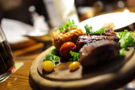Schweinefleischrippen mit Gemüse auf der hölzernen Platte Stockfoto
