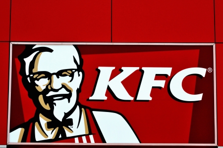 ブカレストの Kfc のレストランからのケンタッキーフライド チキンのロゴ の写真素材 画像素材 Image