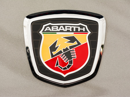 ブカレスト ルーマニア 14 年 4 月 4 日アバルト サインすぐトリノの Carlo アバルトによって 1949 年に設立されたレース車と道路の自動車メーカーは ロゴは様式化されたサソリの盾 の写真素材 画像素材 Image ブカレスト ルーマニア 14 年 4 月 4 日アバルト サインすぐトリノの Carlo アバルトによって 1949 年に設立されたレース車と道路の自動車メーカーは ロゴは様式化されたサソリの盾 の写真素材 画像素材 Image