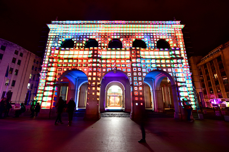 ブカレスト ルーマニア ルーマニアが 6 3 D プロジェクション マッピングは スポット ライト光祭の 16 年 5 月 6 日にブカレストの中に建物に見られています の写真素材 画像素材 Image