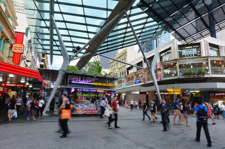 ウィンター ガーデン センターでブリスベン オーストラリア ブリスベン オーストラリア 17 年 7 月 9 日 人々 をご覧ください ウィンター ガーデン センターは ダウンタウンのブリスベンのクイーンストリート モールに位置するショッピング モールです の写真 ウィンター ガーデン センターでブリスベン オーストラリア ブリスベン オーストラリア 17 年 7 月 9 日 人々 をご覧ください ウィンター ガーデン センターは ダウンタウンのブリスベンのクイーンストリート モールに位置するショッピング モールです の写真