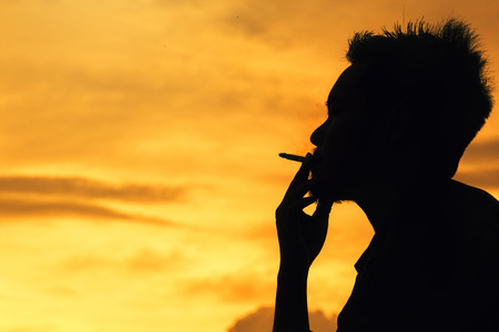 fumo di sigaretta: Un uomo che fuma una sigaretta, Giornata mondiale senza tabacco Archivio Fotografico