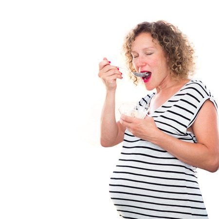 食べるとアイスクリーム 渇望 コンセプトを喜び を楽しんで幸せな妊娠中の女性 の写真素材 画像素材 Image