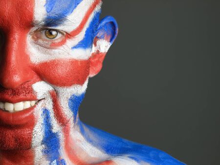 イギリスの旗に描かれた彼の顔をもつ男 の写真素材 画像素材 Image