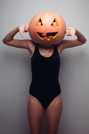頭の上の Halloweens カボチャでゴーゴー女性ダンサーのダンスの