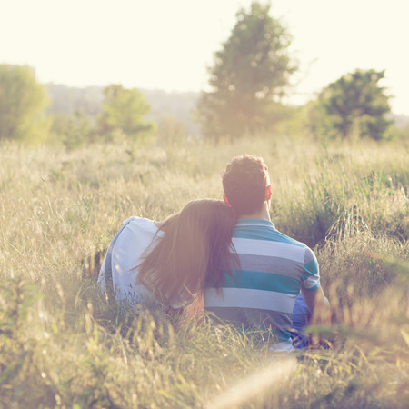 28591666-pareja-joven-con-cita-rom%C3%A1ntica-al-atardecer.jpg?ver=6