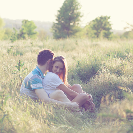 28591667-pareja-joven-con-cita-rom%C3%A1ntica-al-atardecer.jpg?ver=6