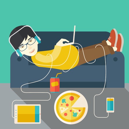 メガネとヘッドフォン電子デバイスやファーストフード ベクトル フラット デザイン イラストでソファーに横になっている男性 縦置きレイアウト本文スペースに のイラスト素材 ベクタ Image メガネとヘッドフォン電子デバイスやファーストフード ベクトル フラット デザイン イラストでソファーに横になっている男性 縦置きレイアウト本文スペースに のイラスト素材 ベクタ Image