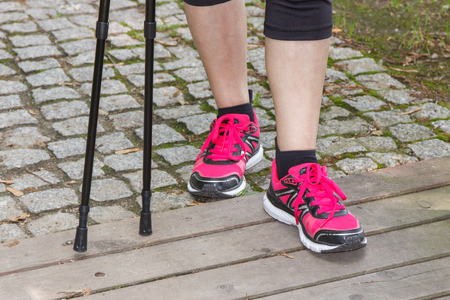 ノルディック ウォーキングとスポーティな靴で高齢者の年配の女性の足棒 古い時代のスポーティなライフ スタイル健康 の写真素材 画像素材 Image