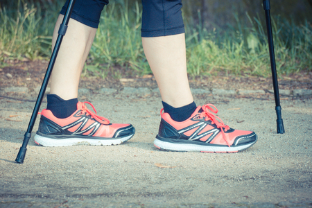 ノルディック ウォーキングとスポーティな靴で高齢者の年配の女性の足棒 古い時代のスポーティなライフ スタイル健康 の写真素材 画像素材 Image