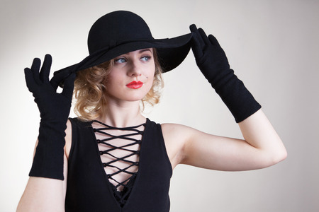 マリリンモンローのようなかわいいブロンドの女の子のモデルは 白い