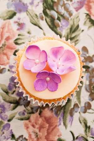 花の背景にピンクの砂糖の花で飾られたケーキ の写真素材 画像素材 Image 花の背景にピンクの砂糖の花で飾られたケーキ の写真素材 画像素材 Image
