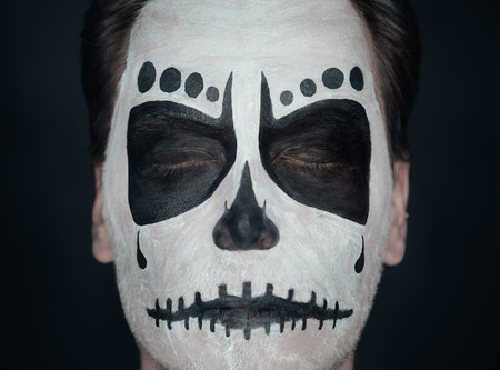 Portrat Der Lachelnden Jungen Mann Mit Zuckerschadel Make Up Halloween Gesicht Kunst Lizenzfreie Fotos Bilder Und Stock Fotografie Image 32760930