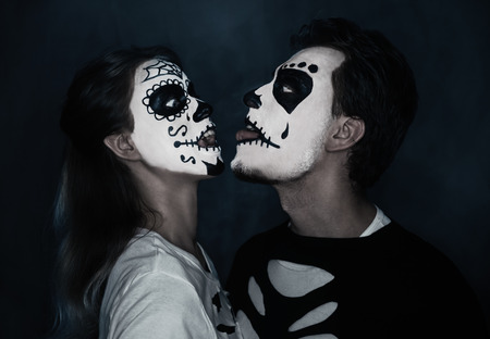 Portrat Der Lachelnden Jungen Mann Mit Zuckerschadel Make Up Halloween Gesicht Kunst Lizenzfreie Fotos Bilder Und Stock Fotografie Image 32760930