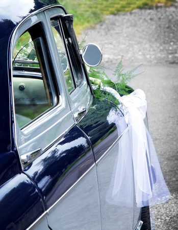 brille voiture de mariage avec le bouquet et ruban blanc banque d