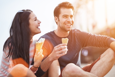 ice cream: cặp vợ chồng lãng mạn ăn kem tại công viên