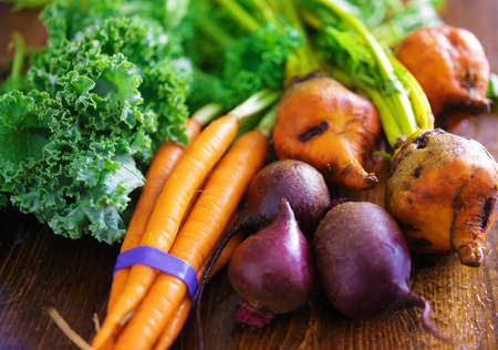 a carrot: đống rau với cà rốt, củ cải và cải xoăn