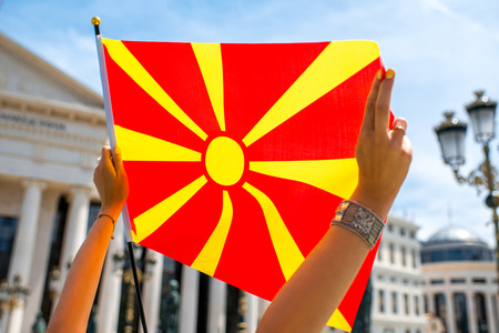 マケドニア スコピエ市センター旗を持つ女性 マケドニア観光を促進 の写真素材 画像素材 Image マケドニア スコピエ市センター旗を持つ女性 マケドニア観光を促進 の写真素材 画像素材 Image