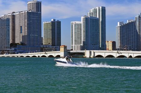 フロリダ州マイアミのビスケーン湾を見下ろすブリッケル通り沿いの高級マンション の写真素材 画像素材 Image