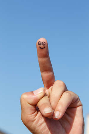 背景の空と指笑顔を塗装 の写真素材 画像素材 Image