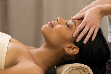 Massage: Крупным планом молодой женщины получают профессиональный <em>как можно сделать спинку для кровати</em> массаж головы в спа-салоне