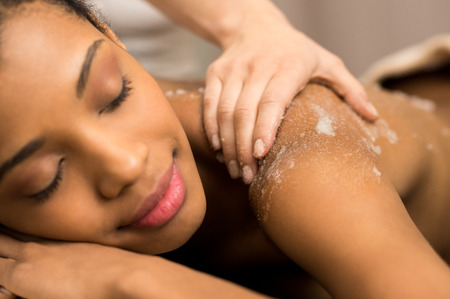 Massage: Спа терапевт, применения массажного соль на молодой женщины назад в спа-салоне