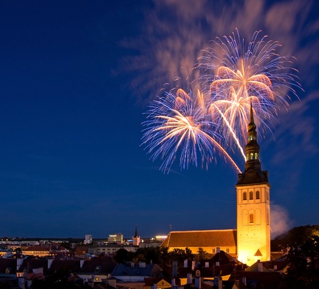 エストニア 花火があるの前にヨーロッパの首都 タリンの旧市街で花火は教会サン Nicolas の写真素材 画像素材 Image エストニア 花火があるの前にヨーロッパの首都 タリンの旧市街で花火は教会サン Nicolas の写真素材 画像素材 Image